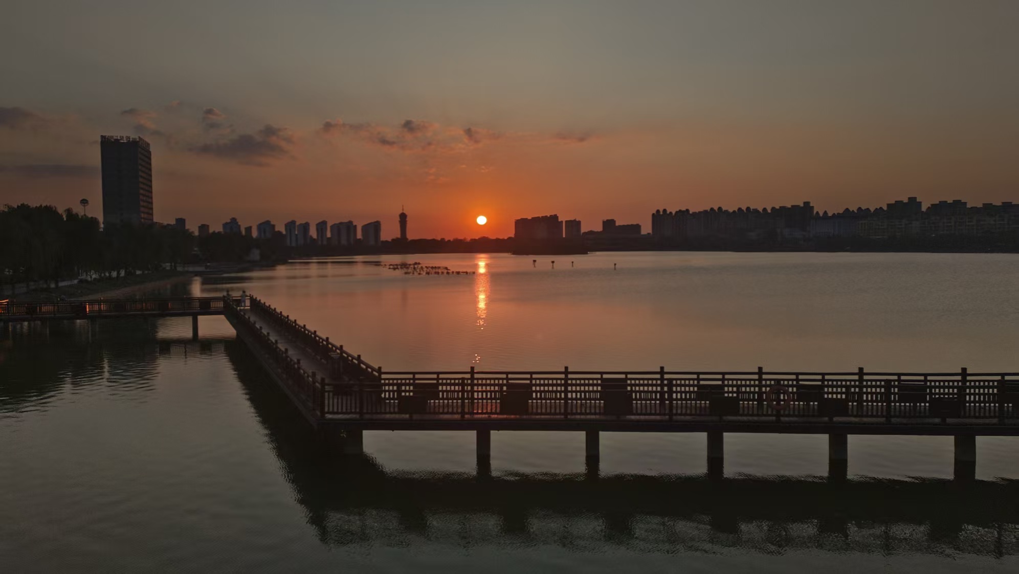 湖边落日