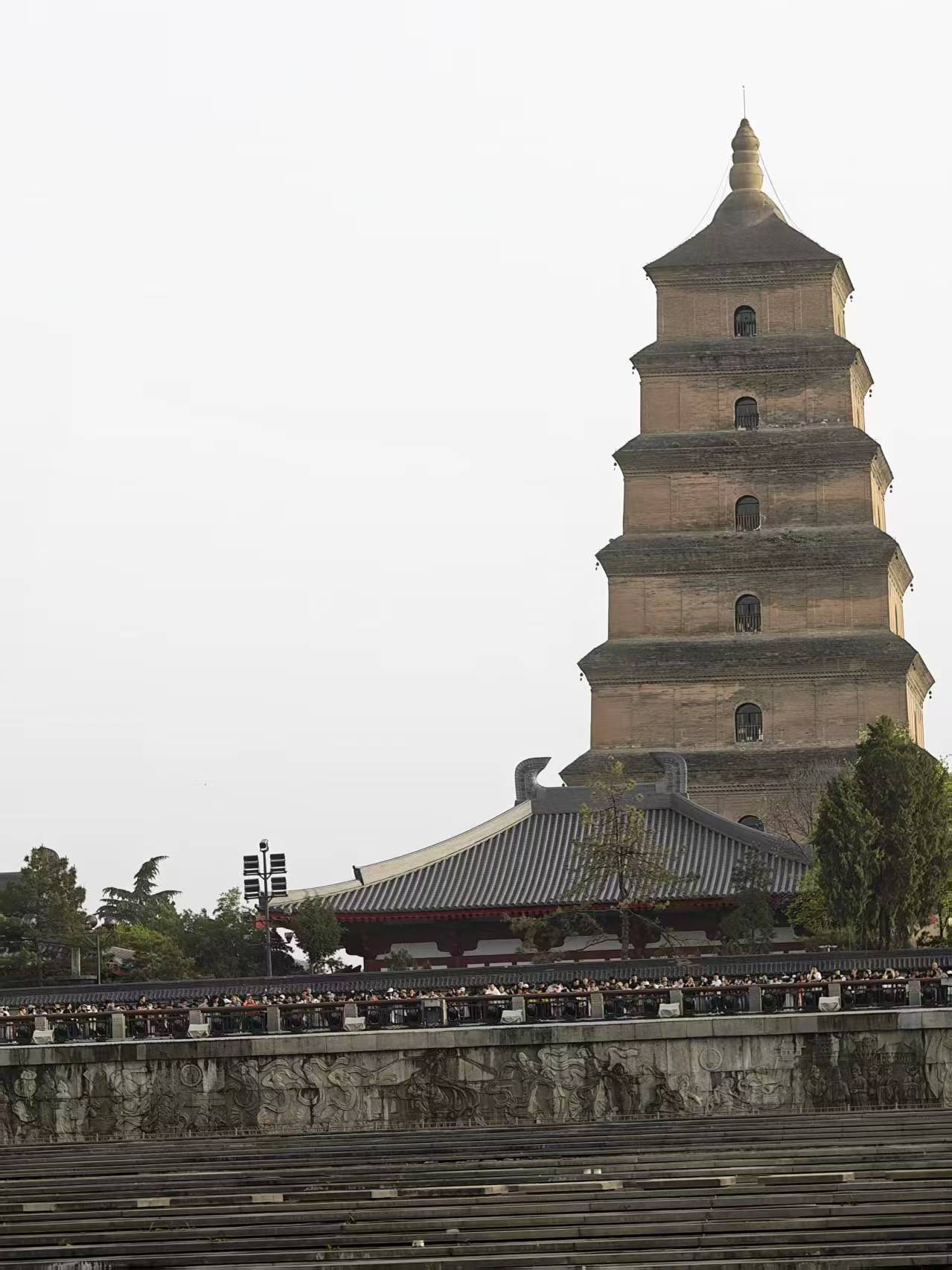 塔影与人声